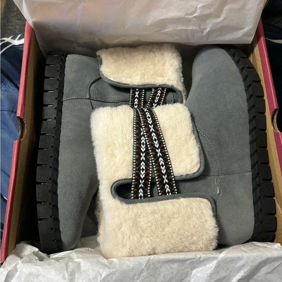 MUKS LUKS SIZE 7 Women’s boots. Silver Grey color - Picture 8 of 10